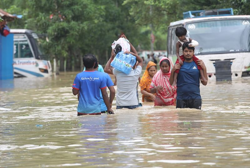 ফেনীর ফাজিলপুর রেলস্টেশনে আশ্রয় নিয়েছেন বন্যা কবলিত এলাকার মানুষজন